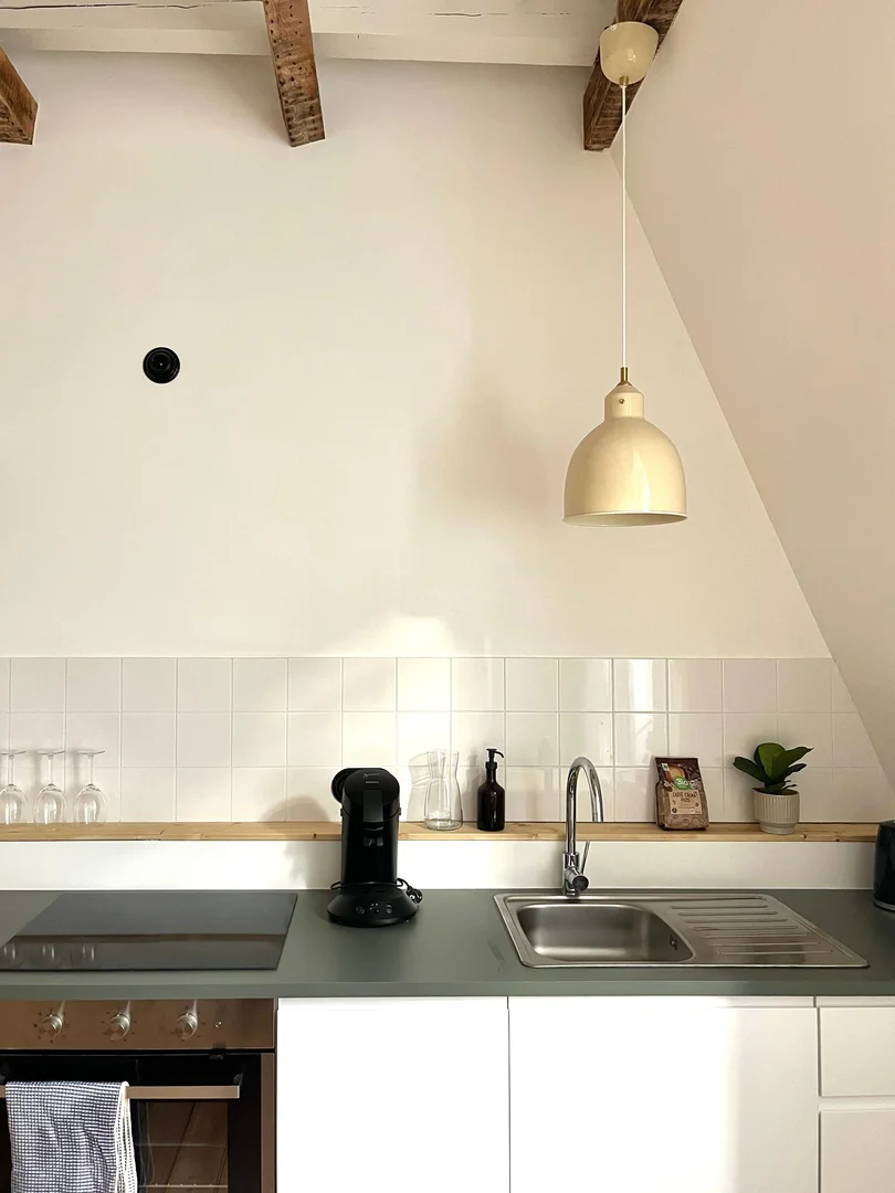 Habitación estudiantil funcional perfecta para estudiar en 