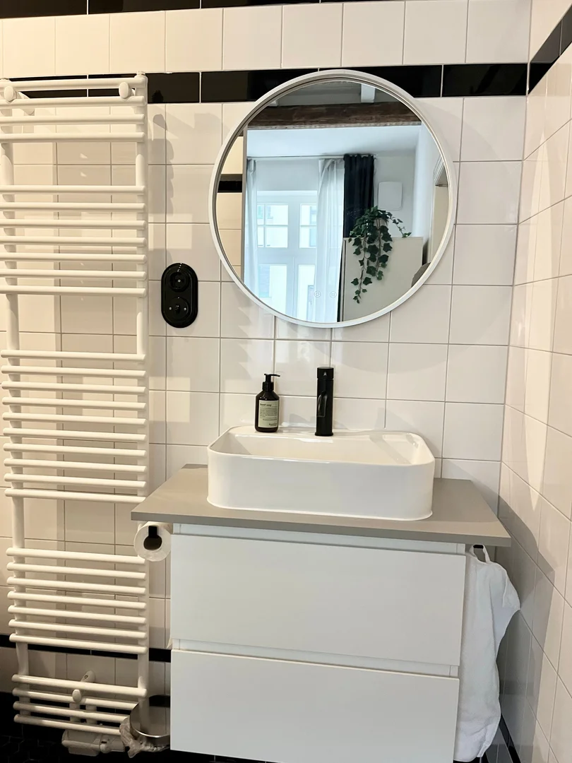 Habitación estudiantil luminosa y aireada con fácil acceso a la universidad en 