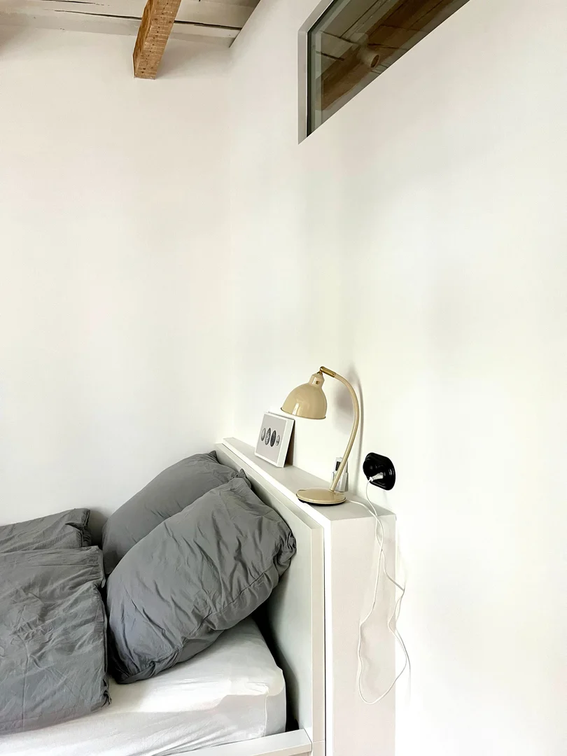 Habitación estudiantil amplia y cómoda en 