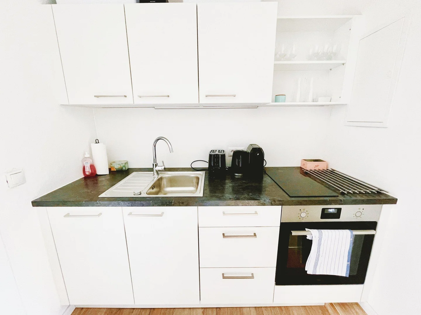 Habitación estudiantil luminosa y aireada con fácil acceso a la universidad en 