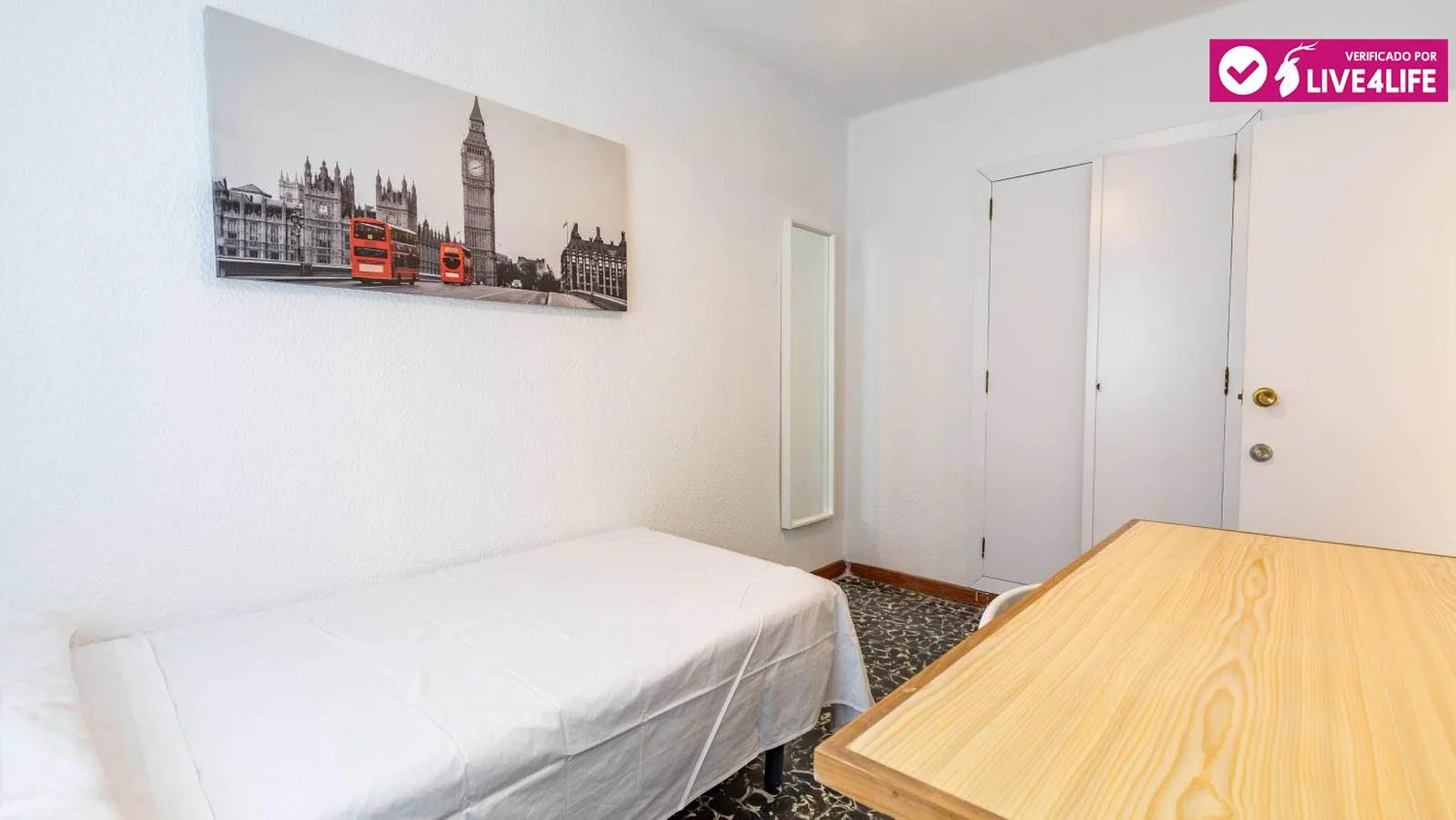 Economical student room with convenient location in 