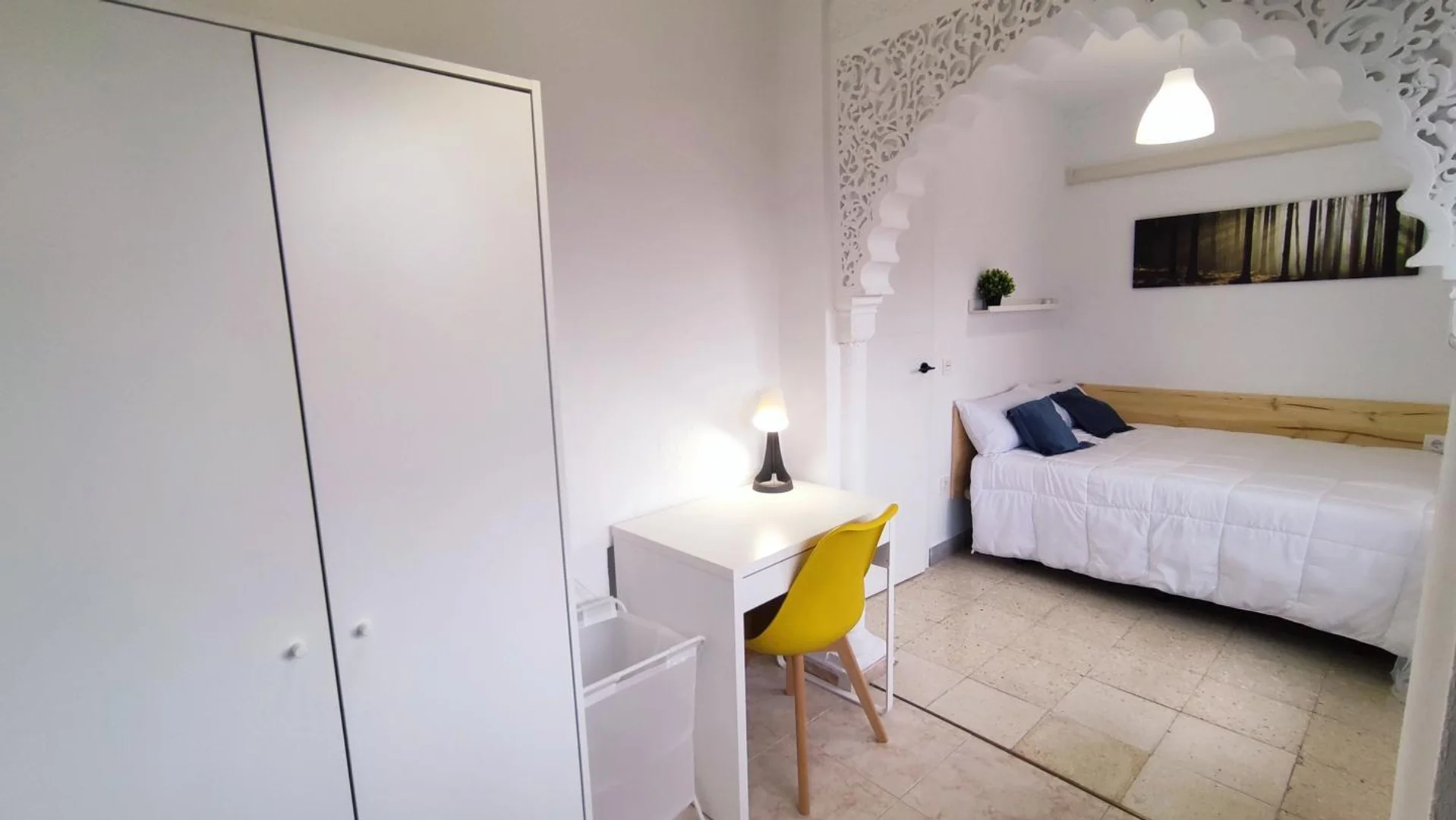 Stanza in affitto in appartamento per studenti a , completamente arredata