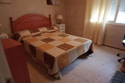 Quarto compartilhado em Calle Poeta Manuel Benítez Carrasco, 6, esc. 0 2º 3-3, imagem 1 de 16