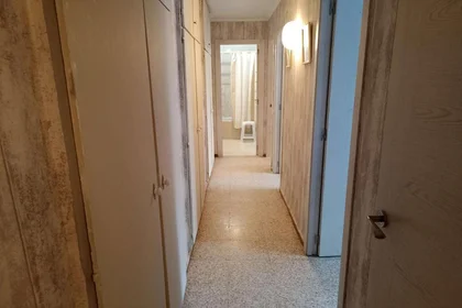 Quarto compartilhado em Calle Poeta Manuel Benítez Carrasco, 6, esc. 0 2º 3-3, imagem 2 de 16