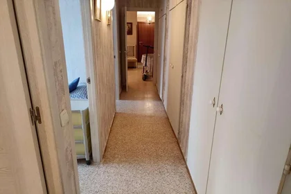 Quarto compartilhado em Calle Poeta Manuel Benítez Carrasco, 6, esc. 0 2º 3-3, imagem 3 de 16