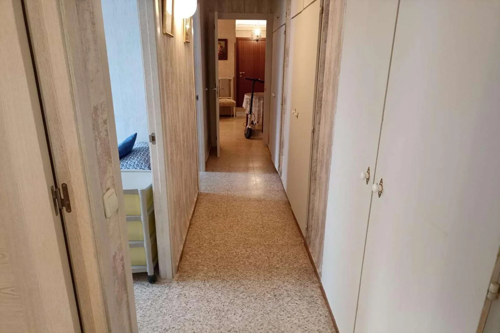 Quarto para alugar em apartamento de estudantes em , totalmente mobilado