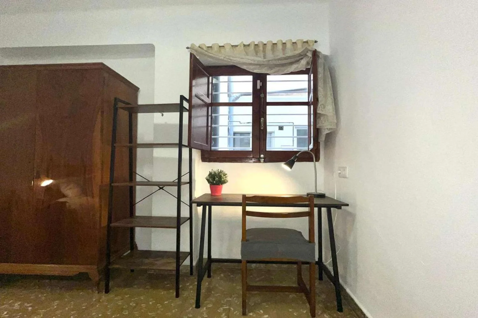 Öğrenciler için rahat oda bölgesinde mevcut