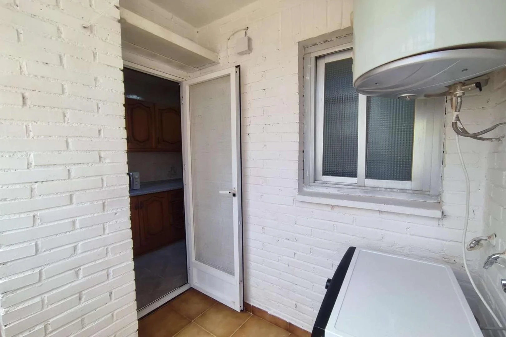 Bright and airy student room with easy university access in 