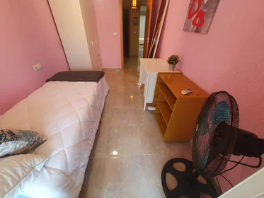 Habitación compartida en Calle de Guardamar, 6, 5º B, imagen 3 de 21