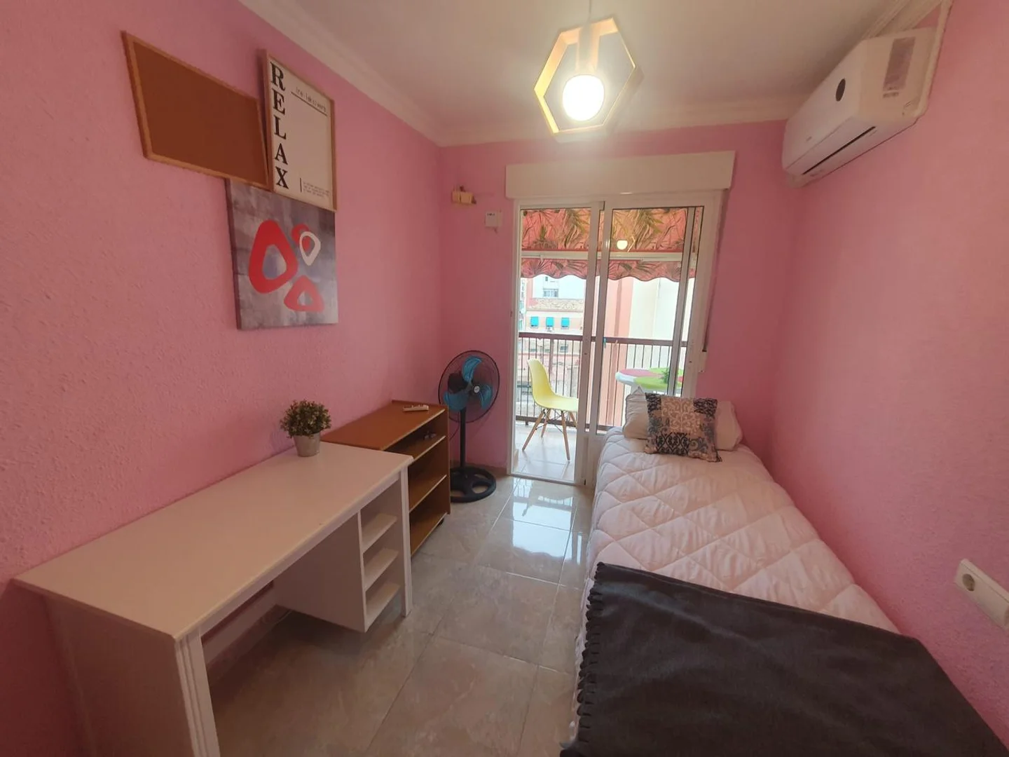 Habitación acogedora para estudiantes disponible en 