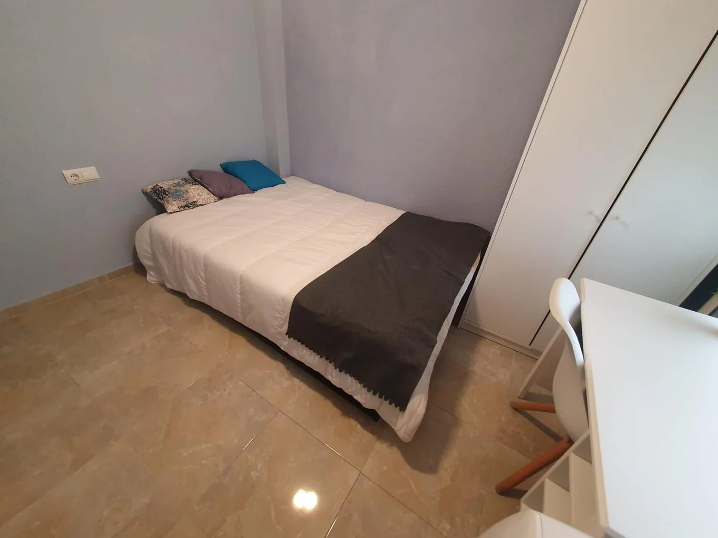 Habitación estudiantil luminosa y aireada con fácil acceso a la universidad en 
