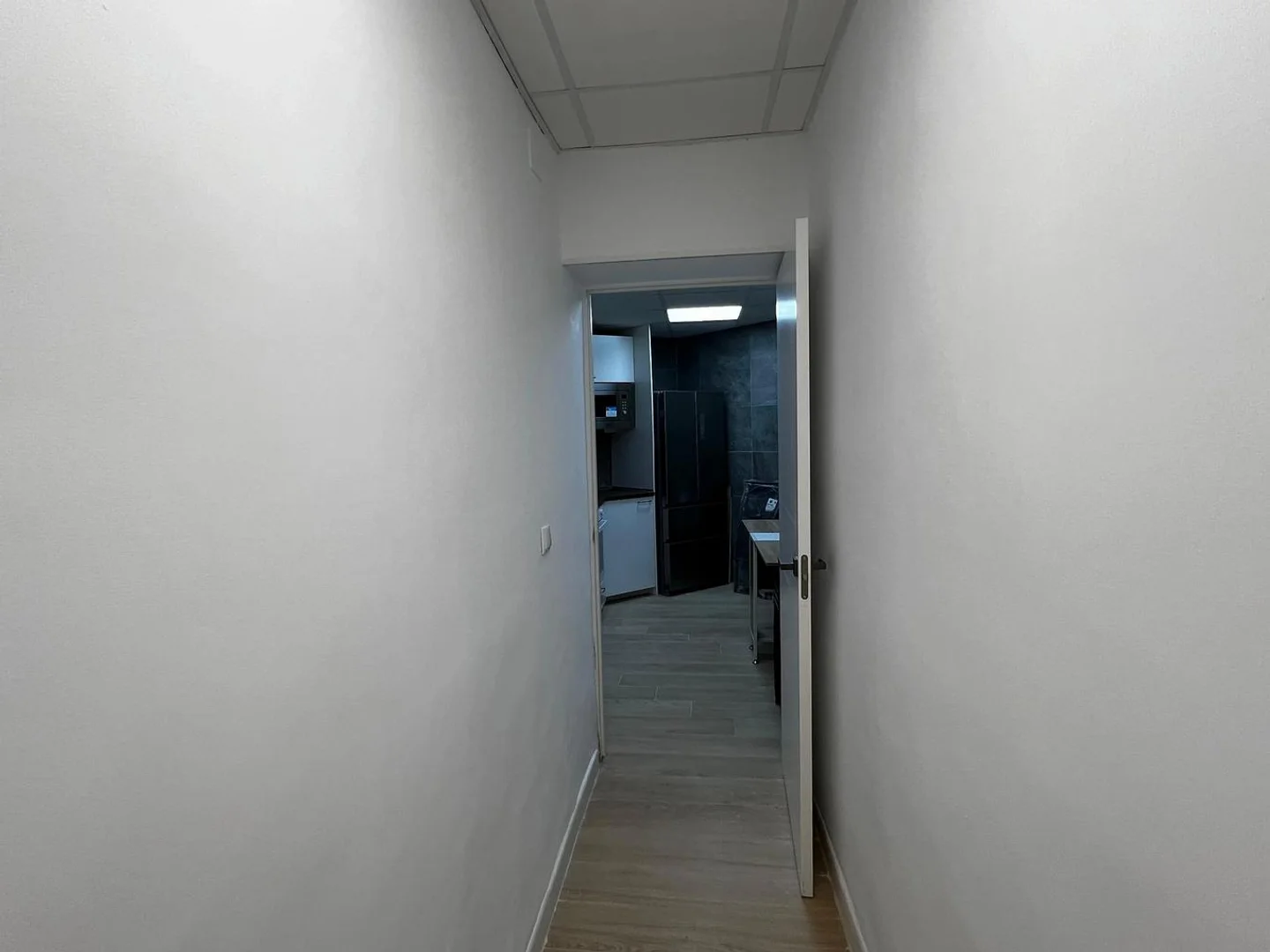 'da çalışma alanı ve ortak tesisler bulunan öğrenci odası