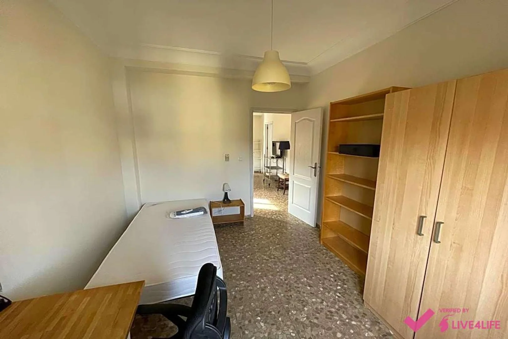 Quarto para alugar em apartamento de estudantes em , totalmente mobilado