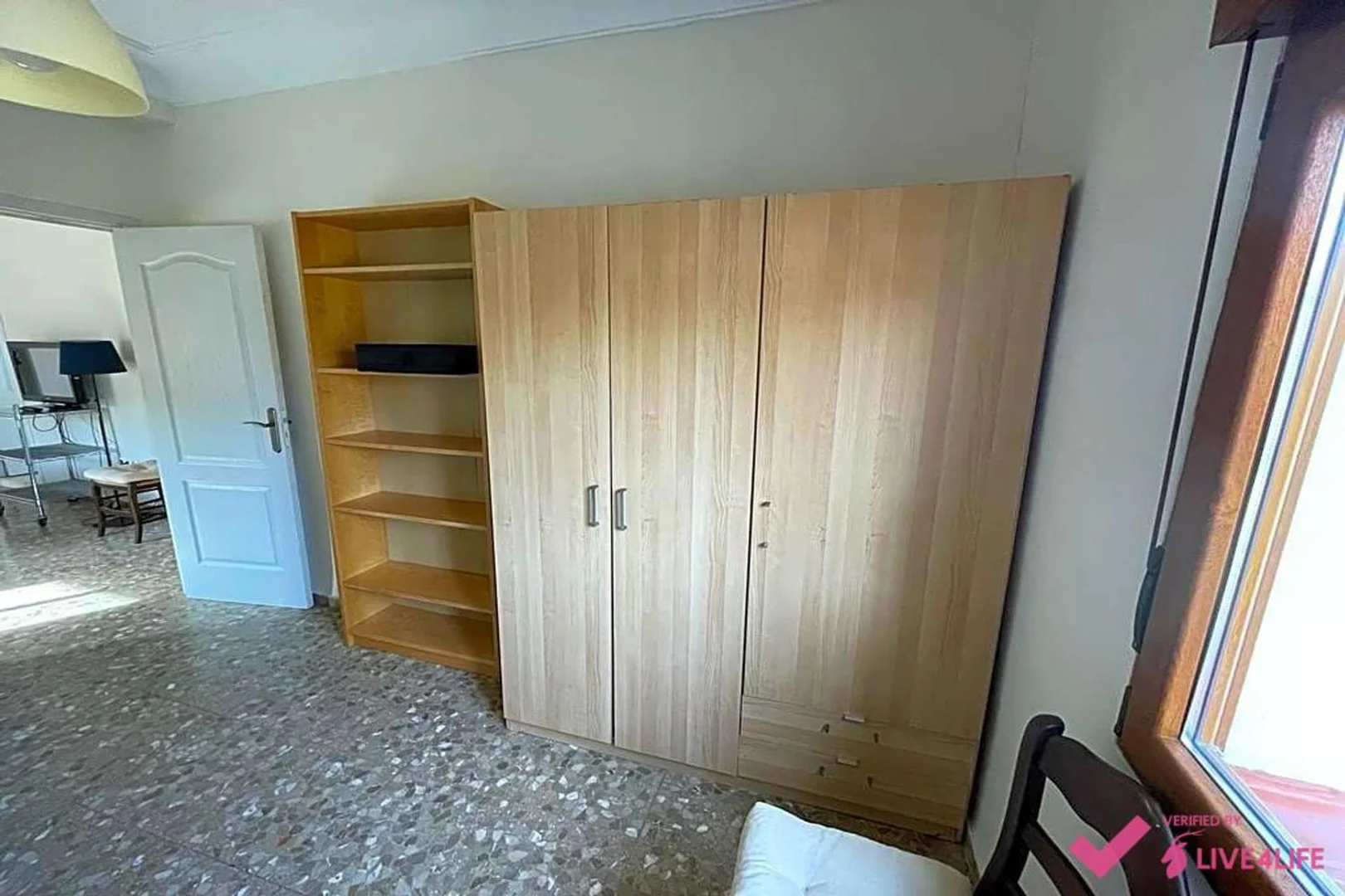 Quarto acessível para estudantes com iluminação ampla em 