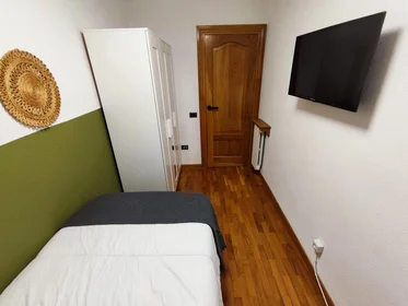 Chambre partagée à Carrer d'Enmig, 91, esc. 0 3º 3, image 13 de 28