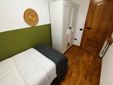 Chambre partagée à Carrer d'Enmig, 91, esc. 0 3º 3, image 18 de 28