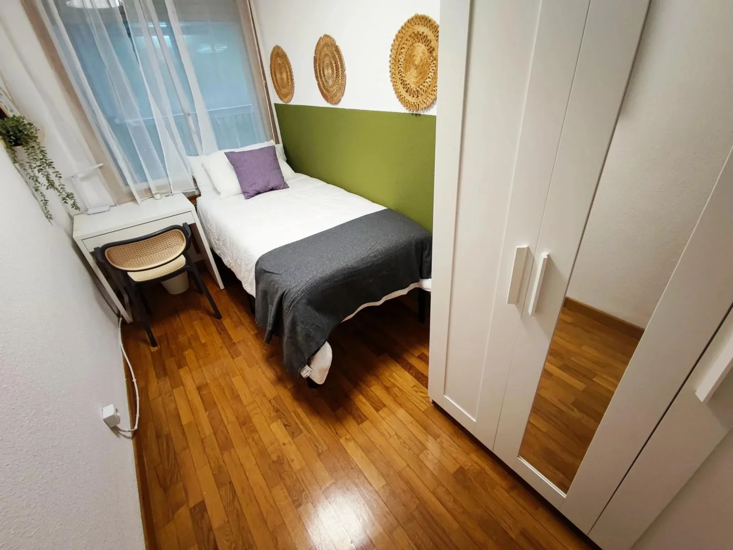 Chambre d'étudiant à avec espace d'étude et installations communes