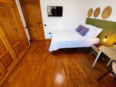 Chambre partagée à Carrer d'Enmig, 91, esc. 0 3º 3 7, image 2 de 49