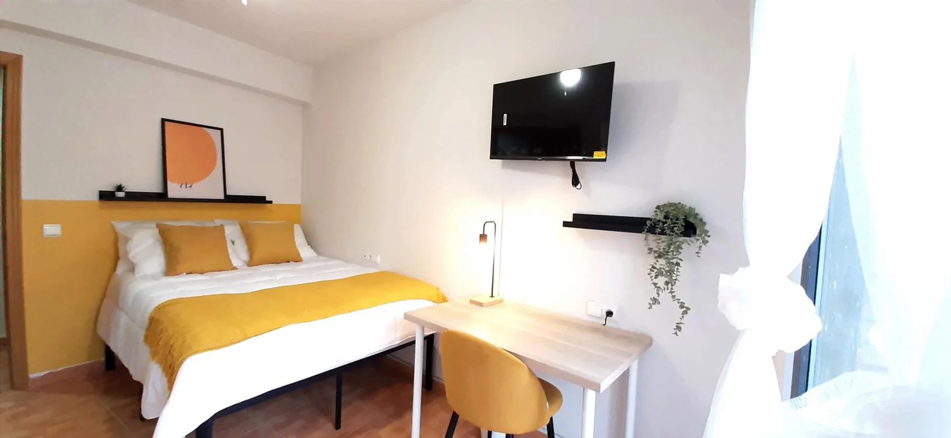Quarto acessível para estudantes com iluminação ampla em 