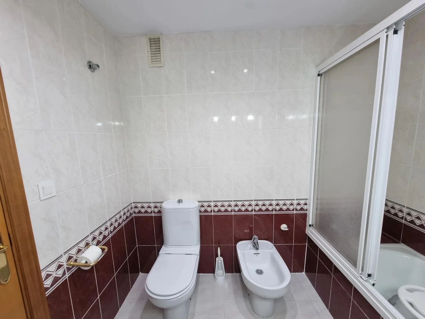 'da üniversiteye kolay erişime sahip aydınlık ve havadar öğrenci odası