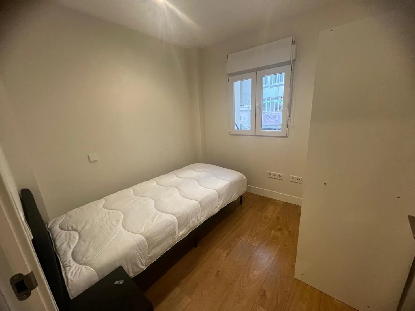 Chambre abordable pour les étudiants avec un bon éclairage dans 