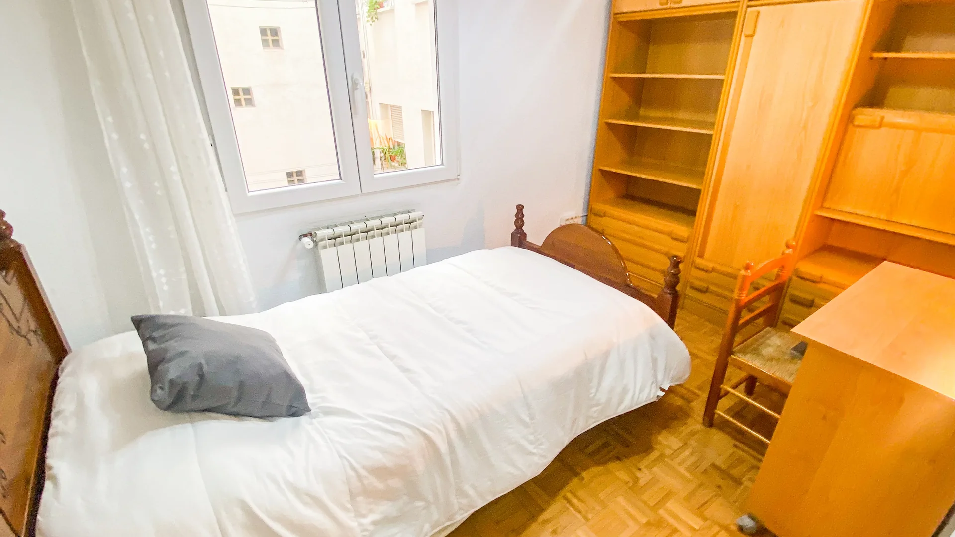 'de öğrenci dairesinde, tamamen mobilyalı kiralık oda