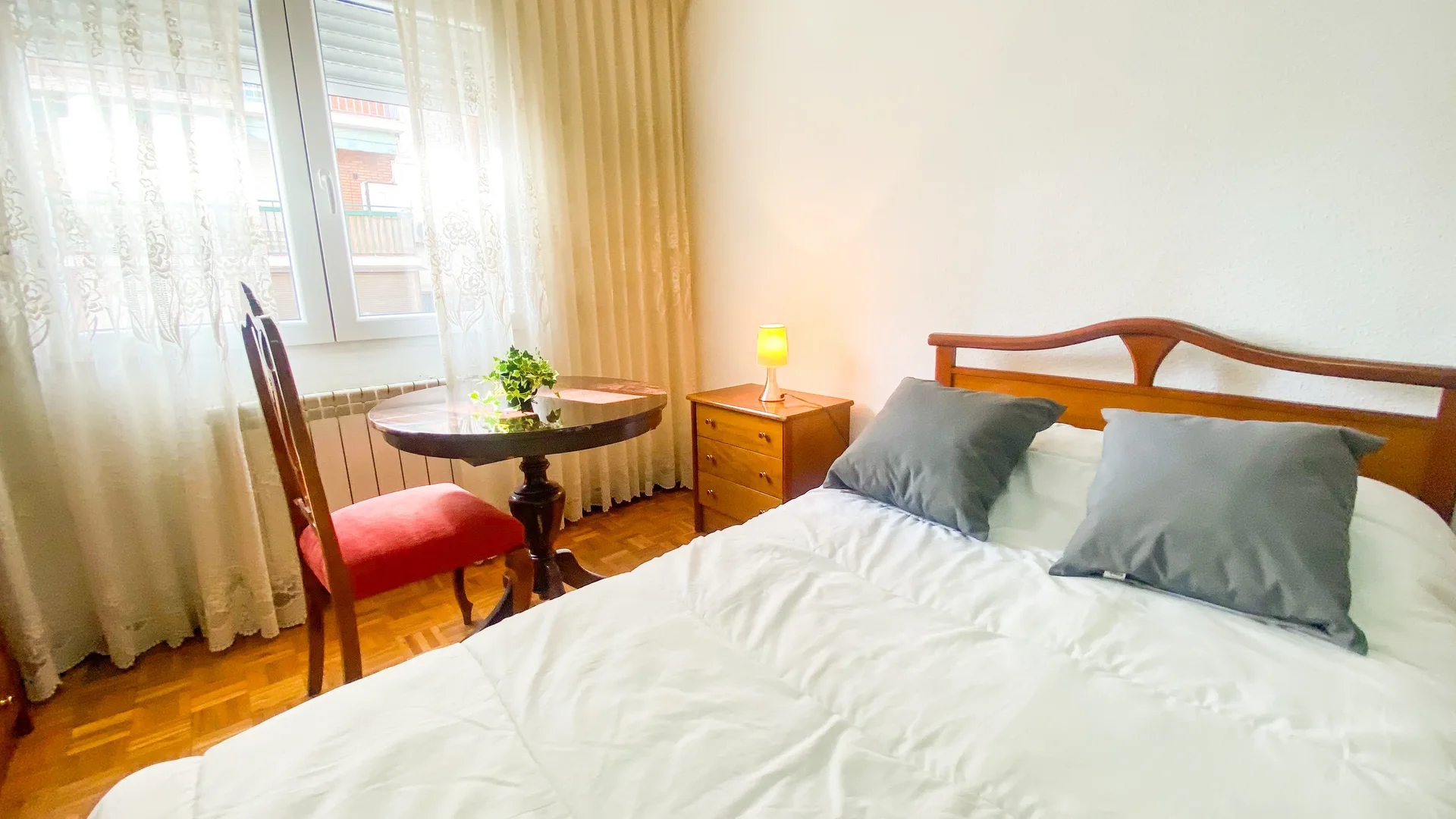 'de modern olanaklara sahip öğrenci dostu oda