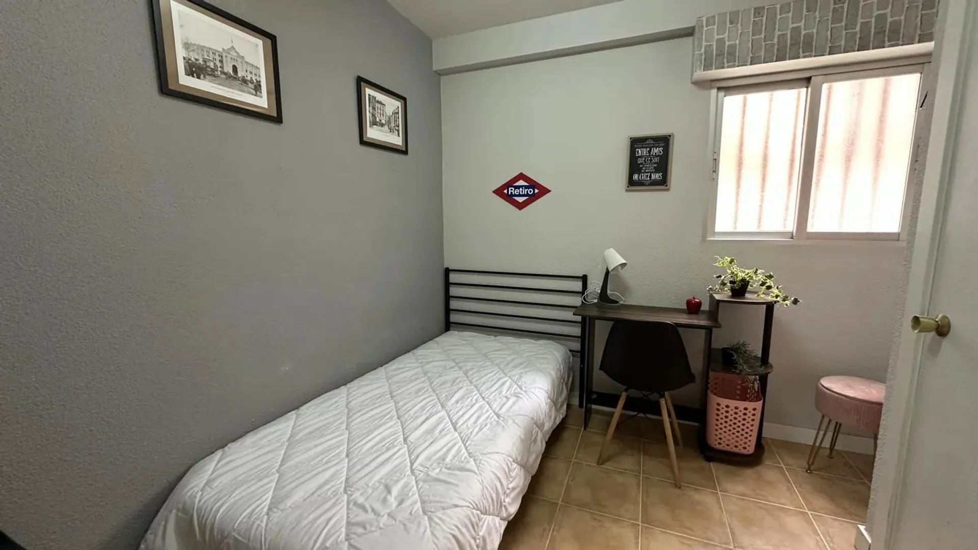 'da ders çalışmak için mükemmel olan fonksiyonel öğrenci odası