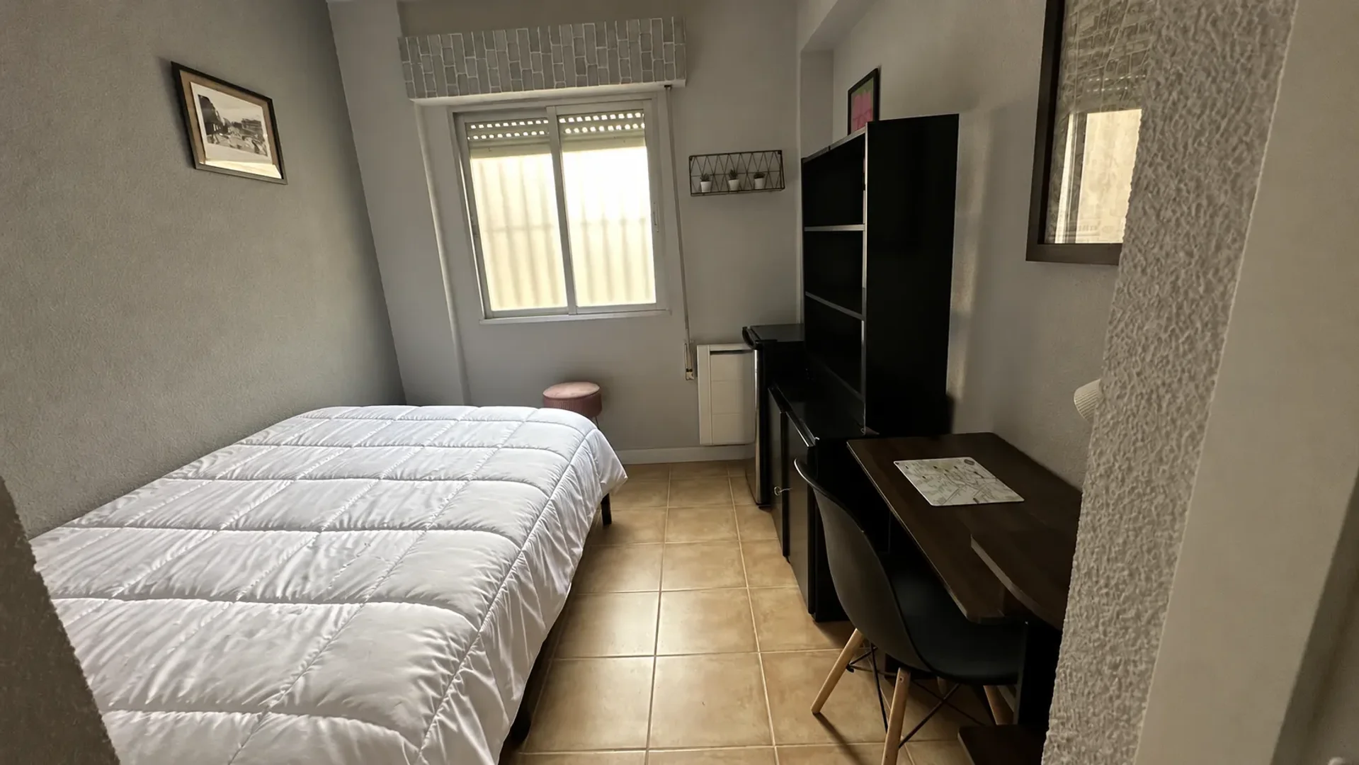 'da öğrenciler için yeterli aydınlatmaya sahip uygun fiyatlı oda