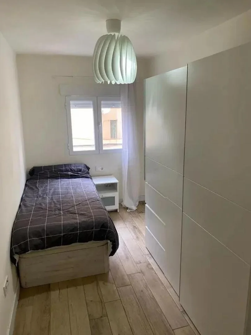 Comfortable and spacious student room in 
