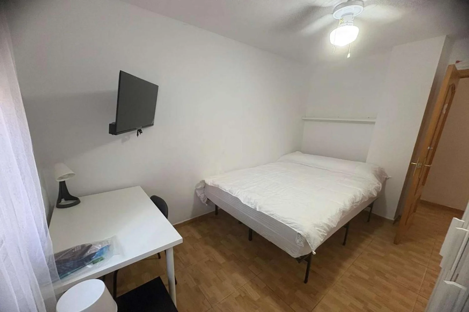 Student-friendly room in  with modern amenities