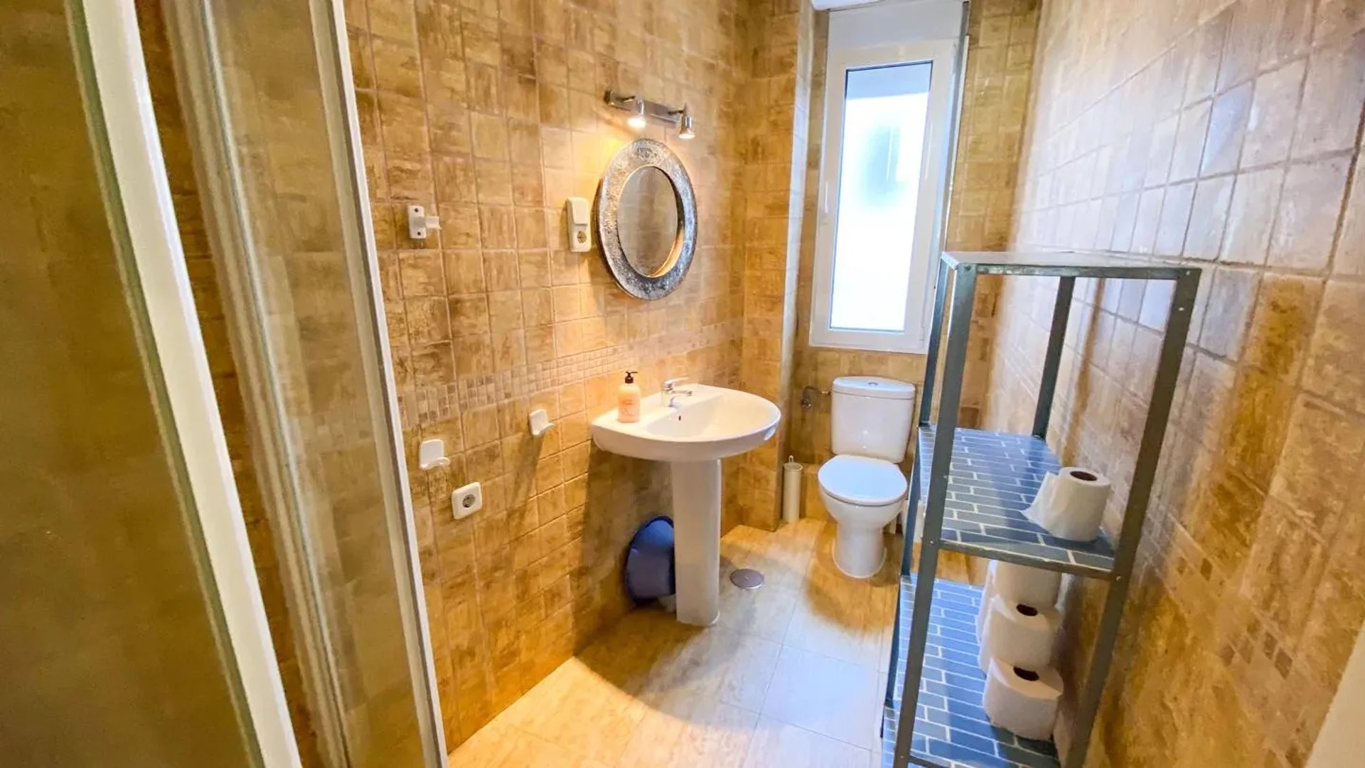 'de öğrenci dairesinde, tamamen mobilyalı kiralık oda