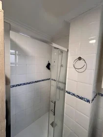 Shared room at Carrer d'Armando Palacio Valdés, 10, esc. 0 2º 2, image 10 of 32