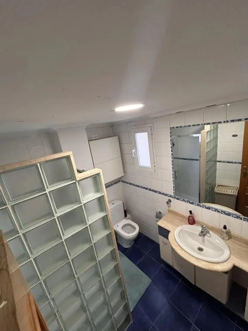 Student-friendly room in  with modern amenities