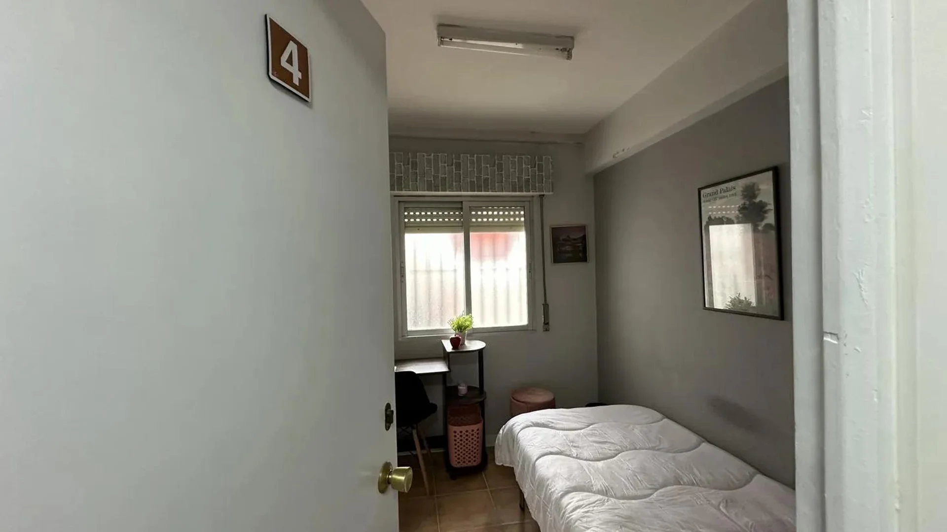 'de modern olanaklara sahip öğrenci dostu oda