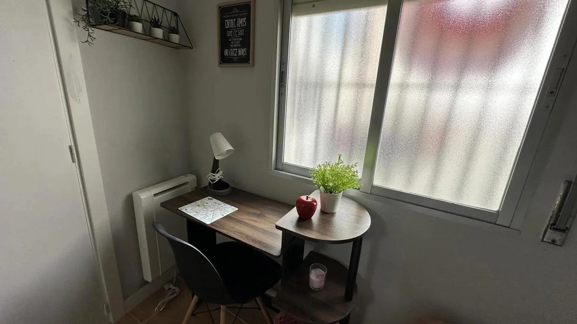 'de modern olanaklara sahip öğrenci dostu oda