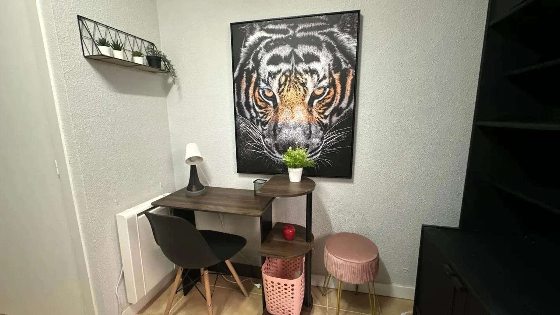Öğrenciler için rahat oda  bölgesinde mevcut