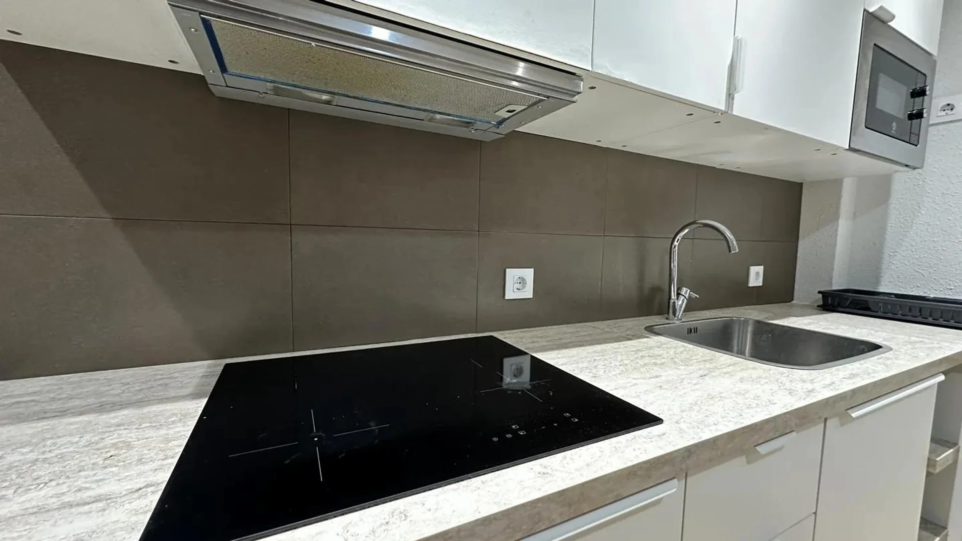 'de öğrenci dairesinde, tamamen mobilyalı kiralık oda