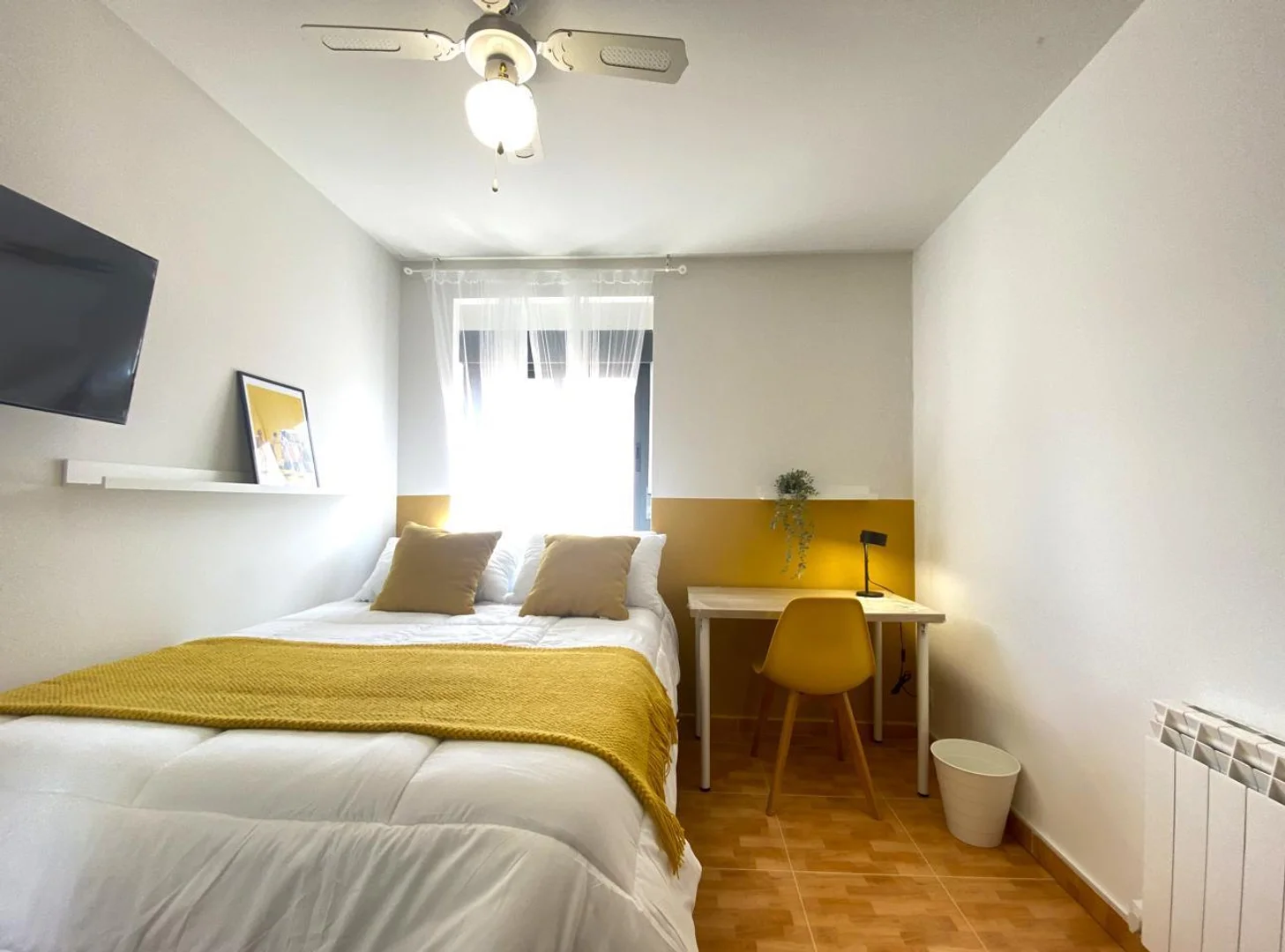 Quarto acessível para estudantes com iluminação ampla em 