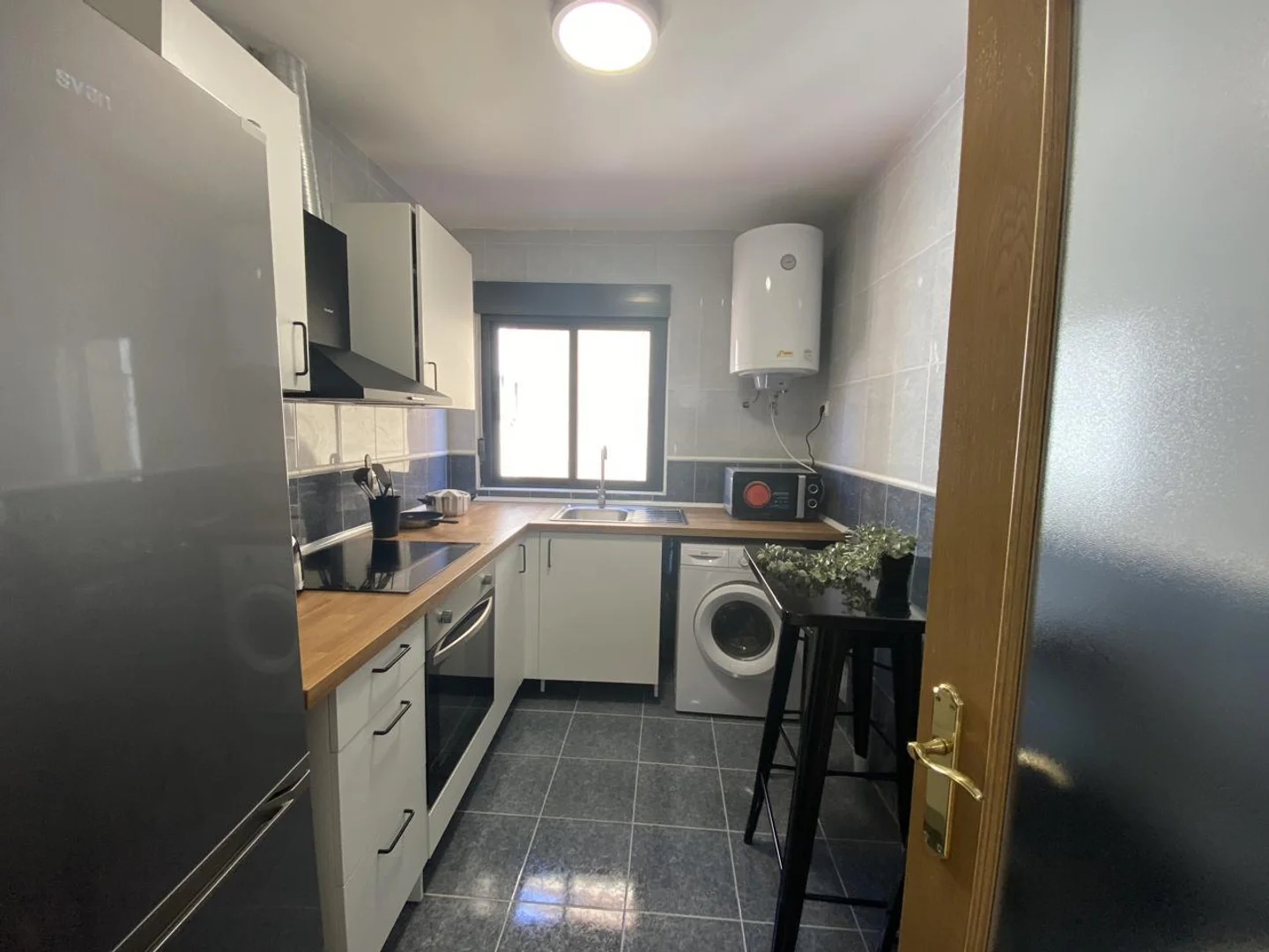 Quarto para alugar em apartamento de estudantes em , totalmente mobilado