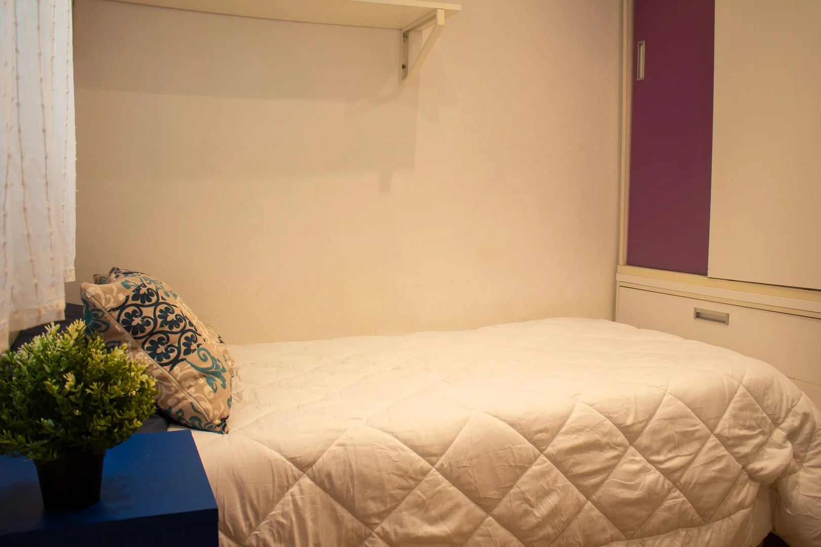 Chambre conviviale pour les étudiants dans avec des équipements modernes