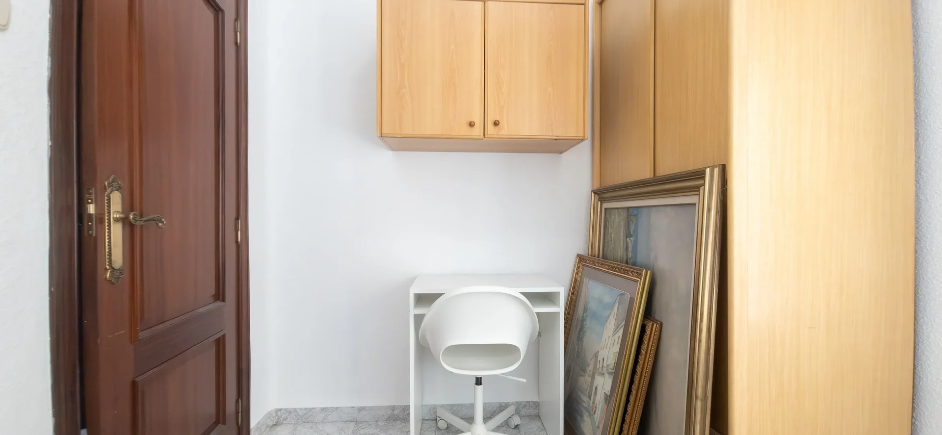 Bright and airy student room with easy university access in 
