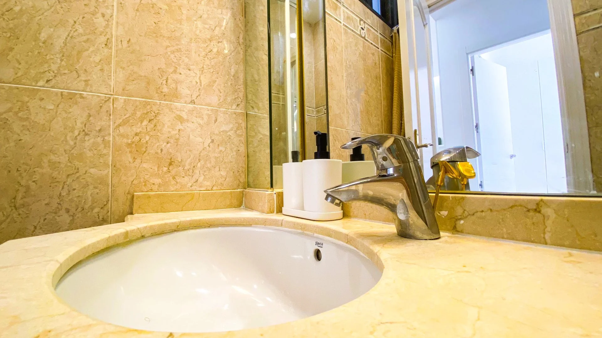 'de öğrenci dairesinde, tamamen mobilyalı kiralık oda
