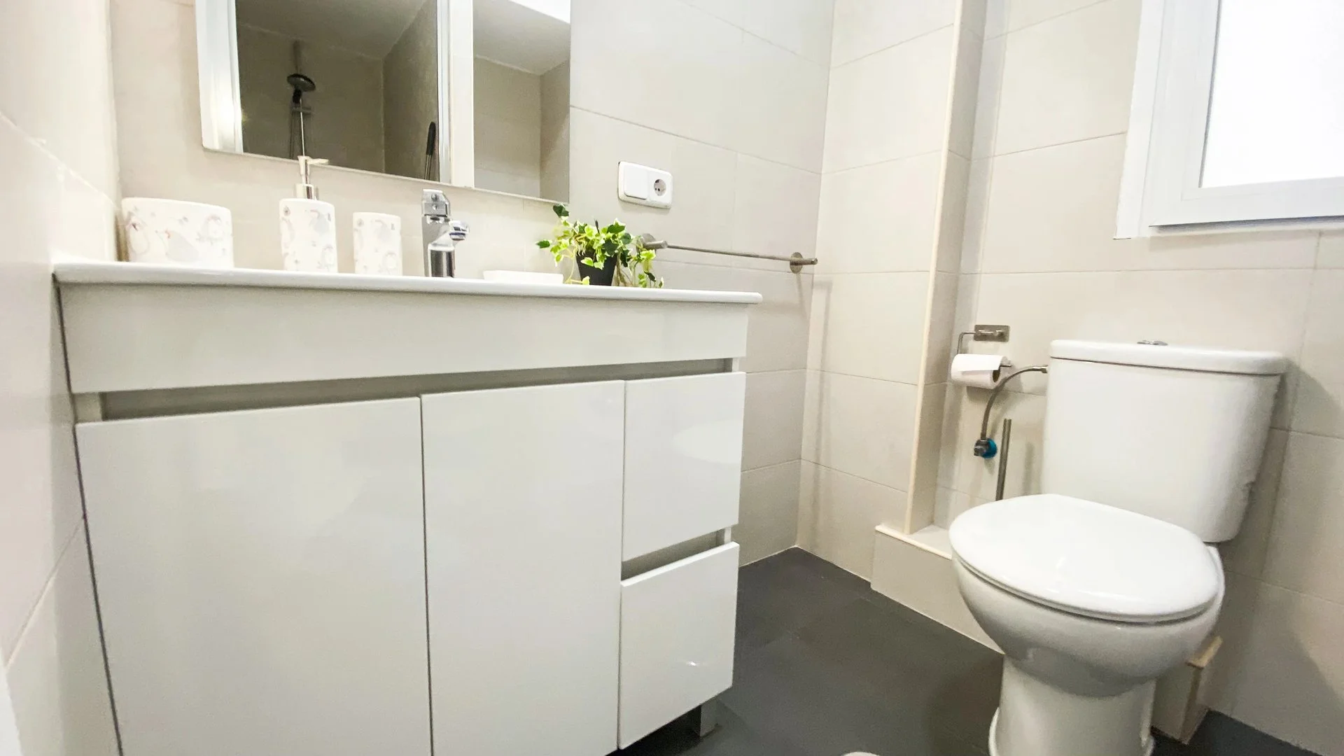 Comfortable and spacious student room in