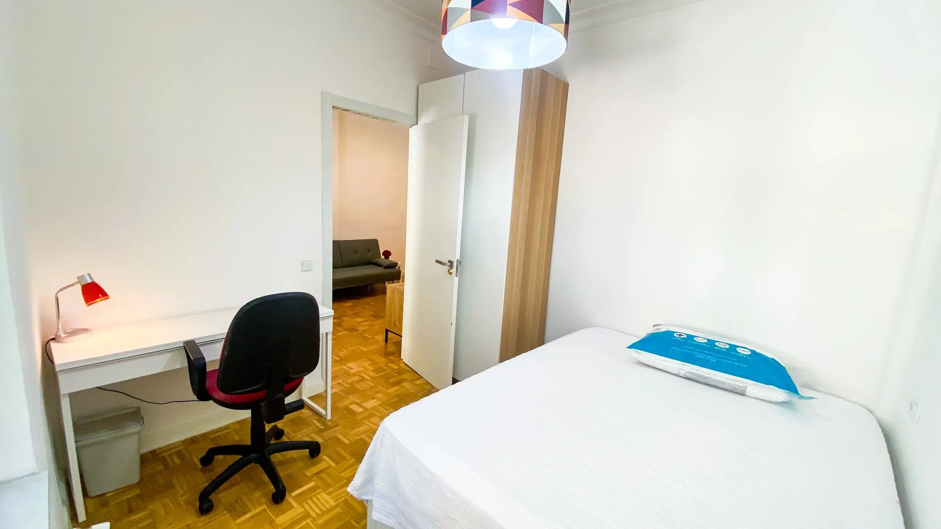 Stanza economica per studenti con ampia illuminazione in 
