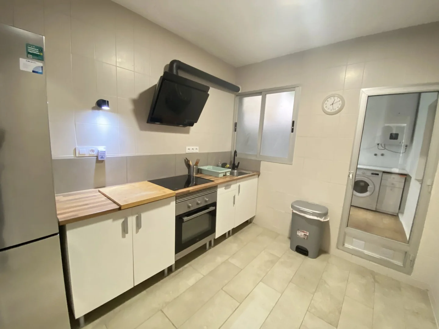 'de öğrenci dairesinde, tamamen mobilyalı kiralık oda