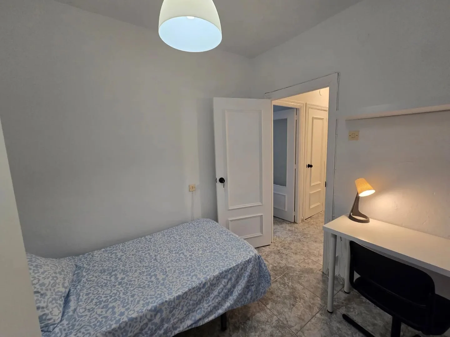 Habitación estudiantil luminosa y aireada con fácil acceso a la universidad en 
