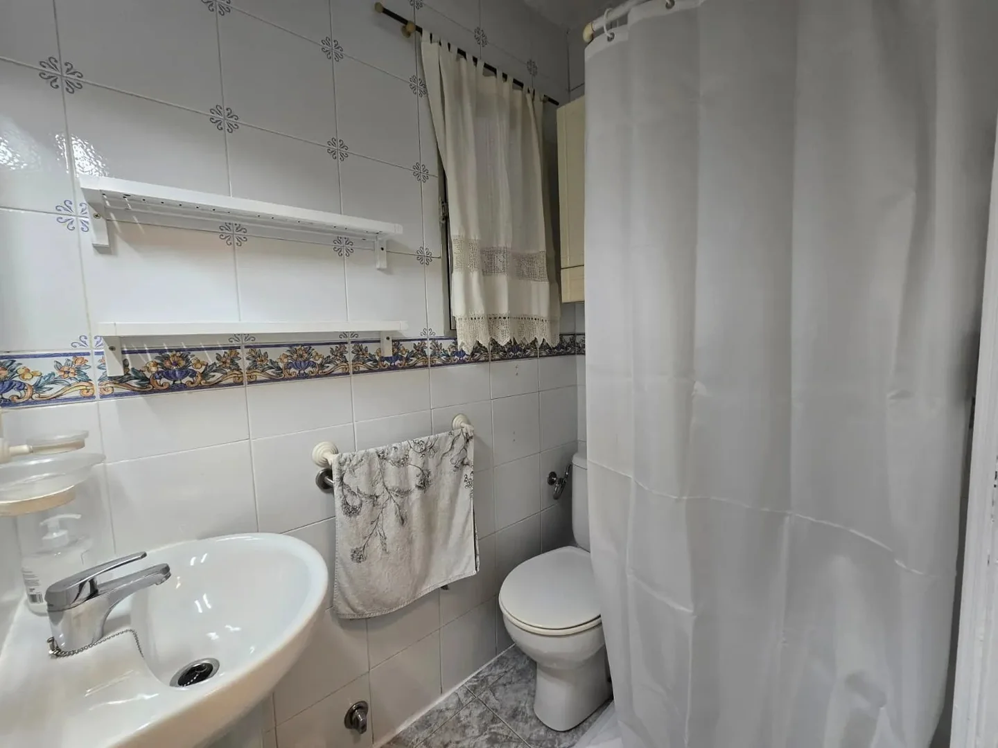 Habitación estudiantil amplia y cómoda en 