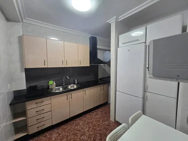 Habitación compartida en Barriada la Palmilla, 5, esc. 0 4º 4.2, imagen 5 de 37