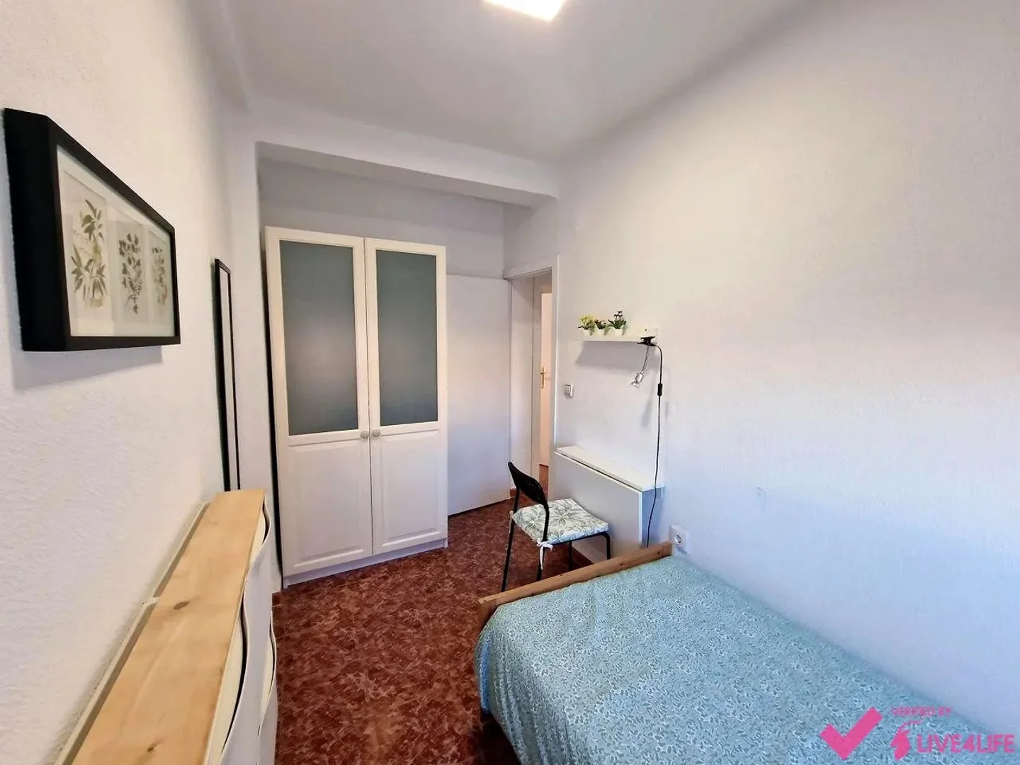 Habitación estudiantil económica cerca del campus en